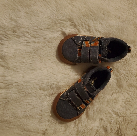 Sneaker - Picture 1 of 2